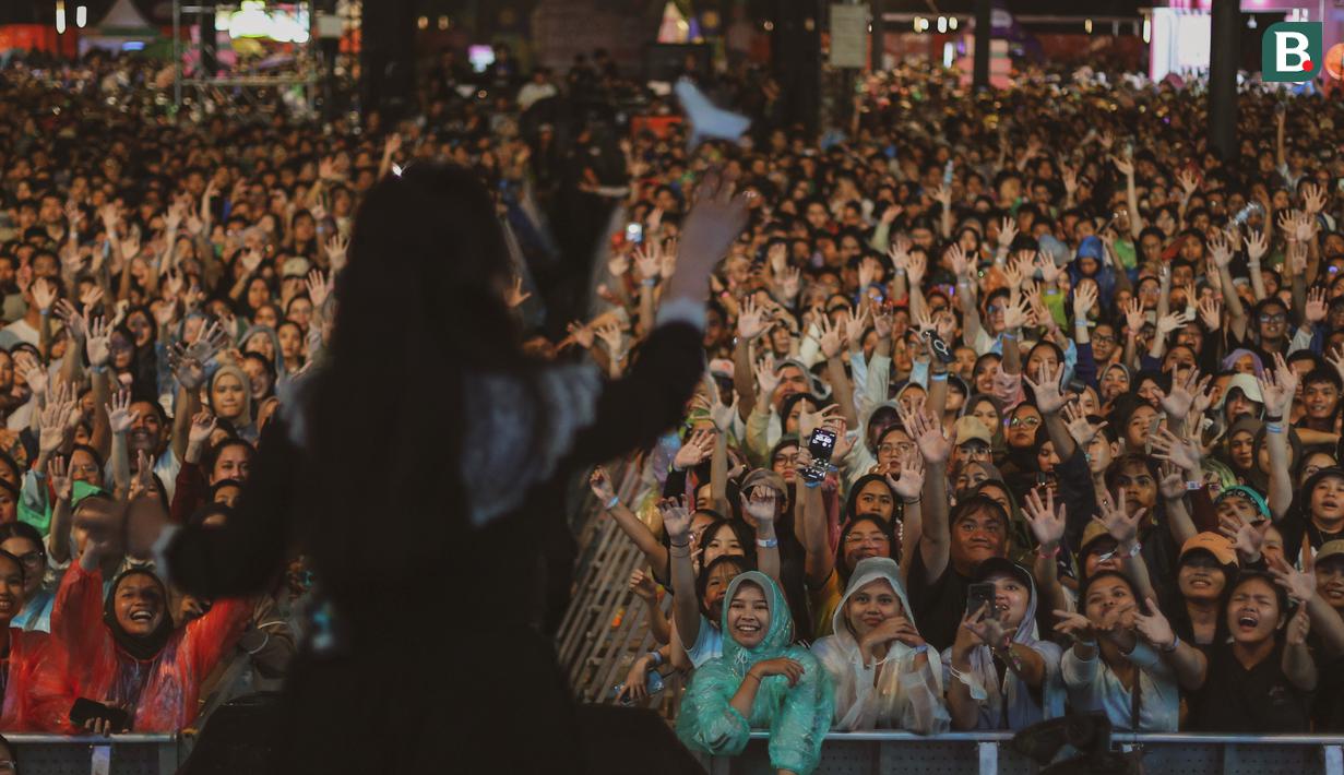 Bernadya menerbangkan pesawat kertas ke arah penonton dalam acara KapanLagi Buka Bareng BRI Festival 2025 yang berlangsung di Plaza Parkir Timur Kompleks Stadion Utama Gelora Bung Karno (SUGBK), Senayan, Jakarta. (Bola.com/Bagaskara Lazuardi)