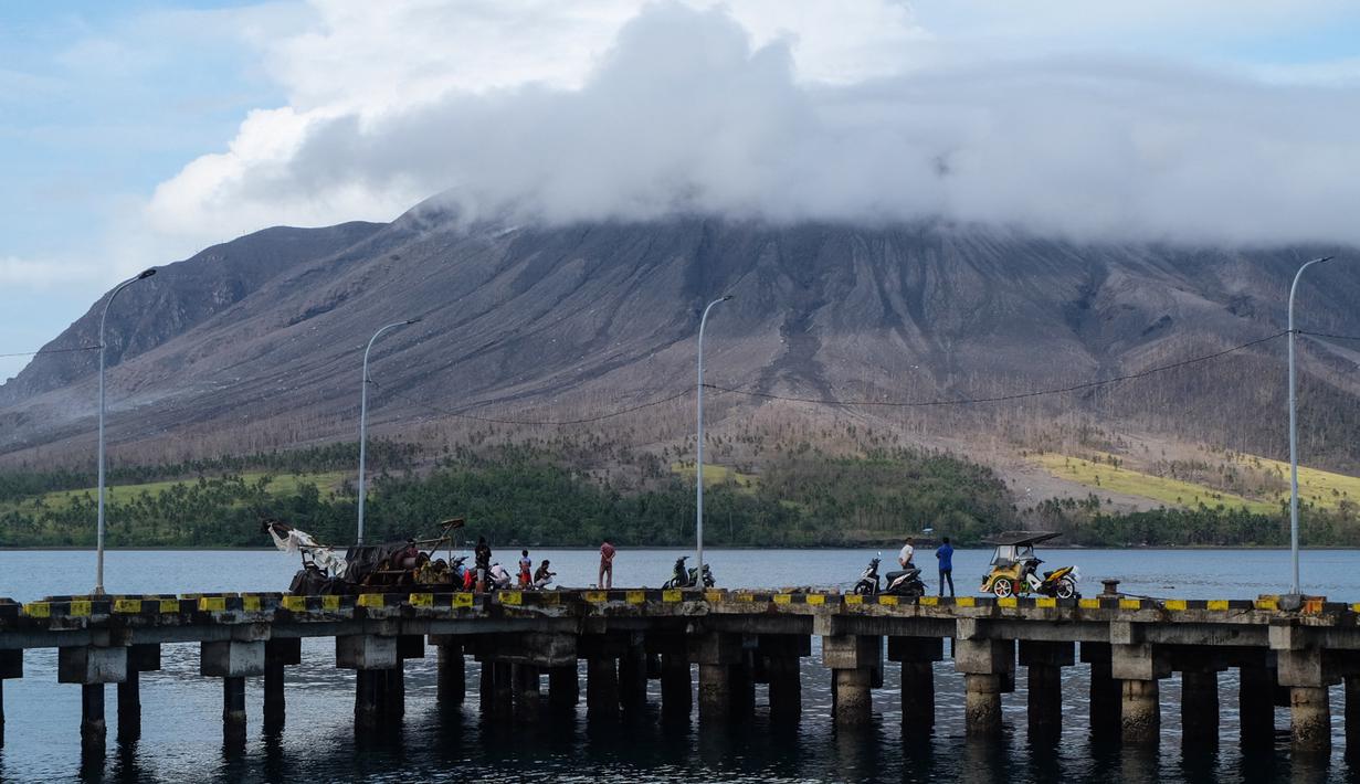 Erupsi Gunung Ruang juga menyebabkan ribuan warga terpaksa mengungsi dan  tertundanya sejumlah penerbangan. (Ronny Adolof BUOL / AFP)