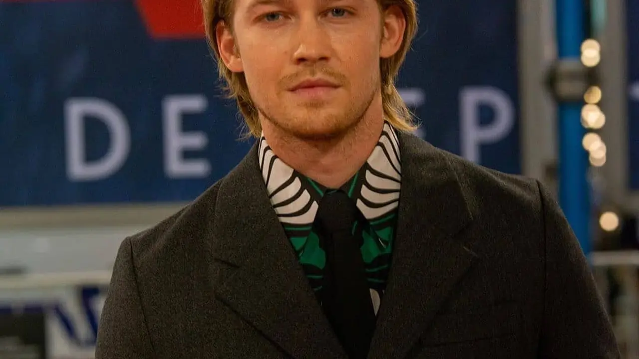 Heboh! Joe Alwyn Kenakan Masker Batik Saat Hadiri San Sebastian Film Festival