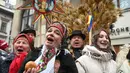 Hingga kini, 'Didukh' masih menjadi elemen budaya yang sangat penting dan masih terus dipraktikkan di Ukraina. Tampak dalam foto, warga yang mengenakan pakaian tradisional dan membawa hiasan tradisional Ukraina 'Didukh' menyanyikan lagu-lagu rohani saat mereka mengikuti prosesi Malam Natal di Lviv pada 24 Desember 2025. (YURIY DYACHYSHYN/AFP)
