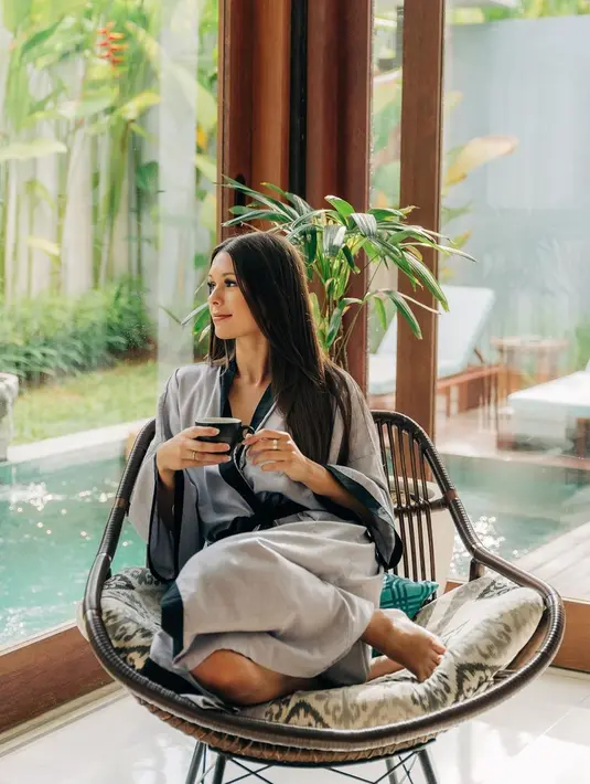Ria Andrews pun makin terlihat anggun dengan rambut panjangnya. Apalagi saat berpose santai seperti ini. Seperti diketahui, baru baru ini wanita kelahiran Inggris tahun 1998 itu memamerkan couple ring dengan Stefan William. Cincin berwarna silver itu bertuliskan 'Stefan' dan 'Ria'. (Liputan6.com/IG/@ria.travelwithmeri)