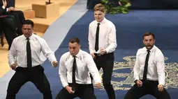 Aksi Tim rugbi Selandia Baru, All Blacks menunjukkan tarian Haka di depan Raja Spanyol, Felipe VI sebagai ungkapan kegembiraan usai meraih Princess of Asturias Award 2017 kategori olahraga di Oviedo, Spanyol (20/10). (AFP Photo/Miguel Riopa)