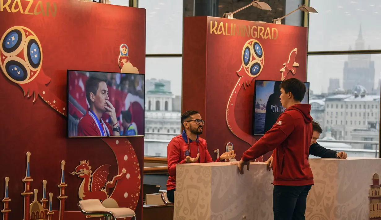Petugas memberikan penjelasan kepada warga jelang drawing Piala Dunia 2018 di Kremlin, Moscow, Selasa (28/11/2017). Drawing 32 peserta Piala Dunia 2018 akan dilakukan pada Jumat (1/12/2017) di Rusia. (AFP/Alexander Nemenov)