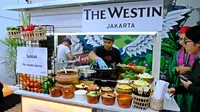 Sajian kaki lima, seblak, oleh The Westin Jakarta di Ayo Makan by Marriott Bonvoy Street Food Festival. (Liputan6.com/Asnida Riani)