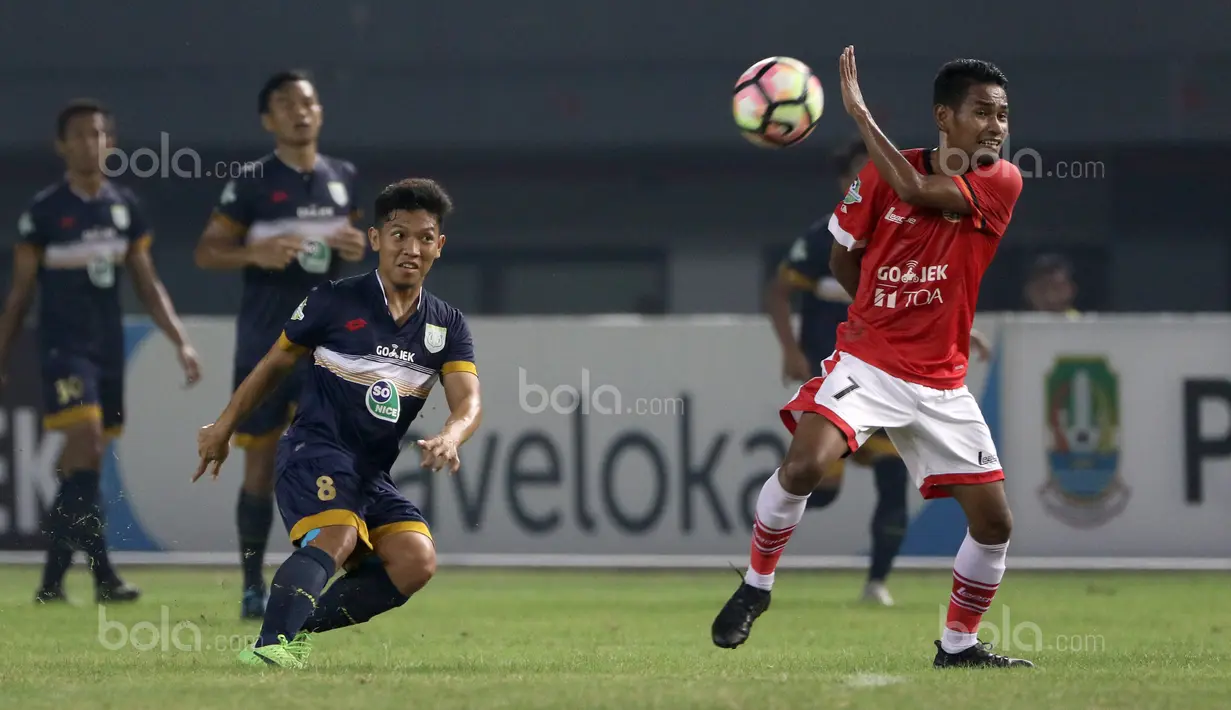 Aksi pemain Persija Jakarta, Ramdani Lestaluhu (kanan) menahan tembakan pemain Persela Lamongan, Eka Ramdani pada lanjutan Liga 1 2017 di Stadion Patriot Bekasi, Minggu (27/8/2017).  Persija menang 2-0. (Bola.com/Nicklas Hanoatubun)