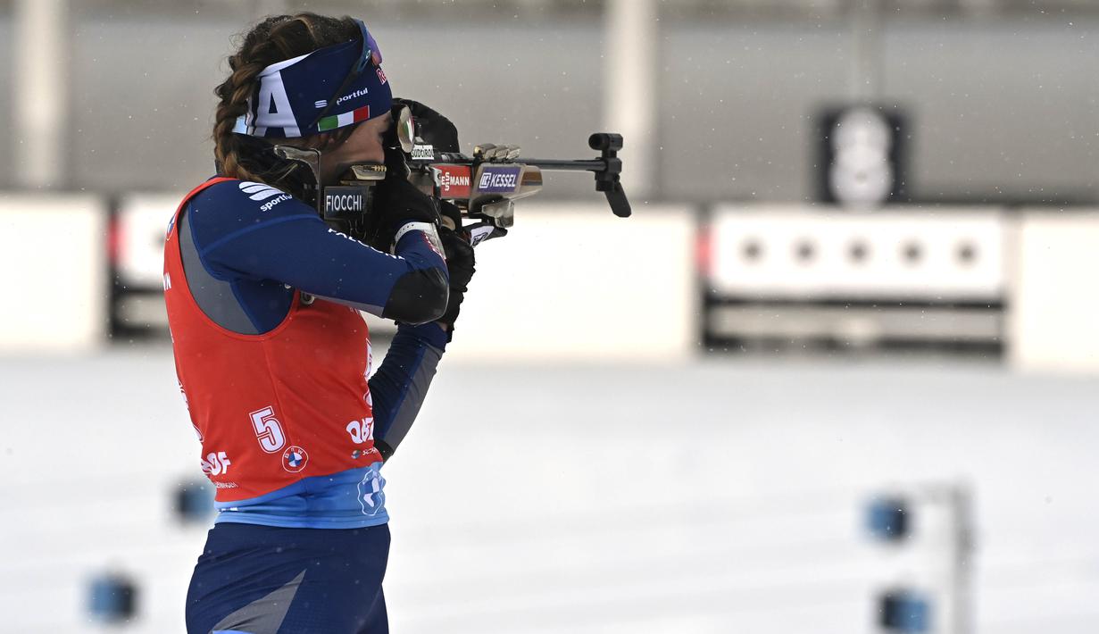 Atlet Biathlon asal Itali, Dorothea Wierer saat mengikuti perlombaan Piala Dunia IBU Biathlon di Oberhof, Jerman, Kamis (21/1/2021). (Foto: AFP/Tobias Schwarz)