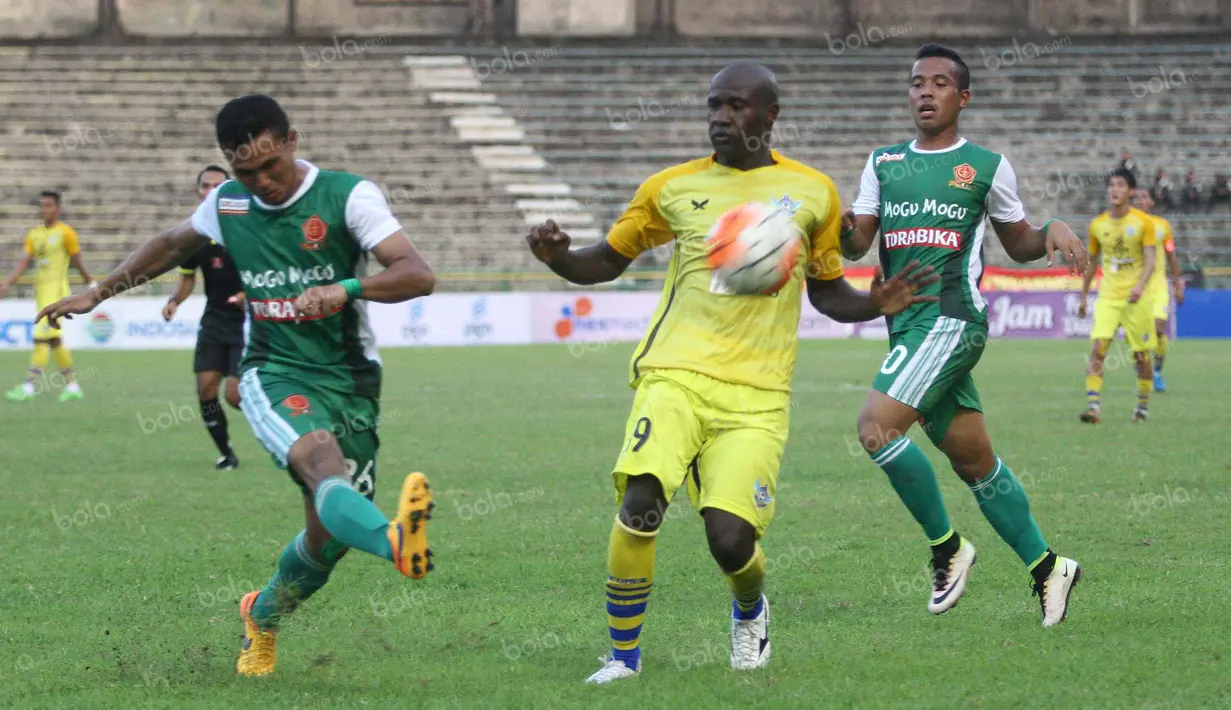 Perebutan bola antara pemain Gresik United dengan pemain PS TNI pada lanjutan Torabika Soccer Championship (TSC) 2016 presented by IM3 Ooredoo di Stadion Tri Dharma, Gresik, Minggu (22/5/2016). (Bola.com/Fahrizal Arnas)