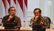 Mensesneg Pratikno (kiri) bersama Seskab Pramono Anung saat mengikuti rapat terbatas di Istana, Jakarta, Selasa (2/10). Rapat terbatas diikuti sejumlah menteri dan kepala lembaga negara. (Liputan6.com/Angga Yuniar)