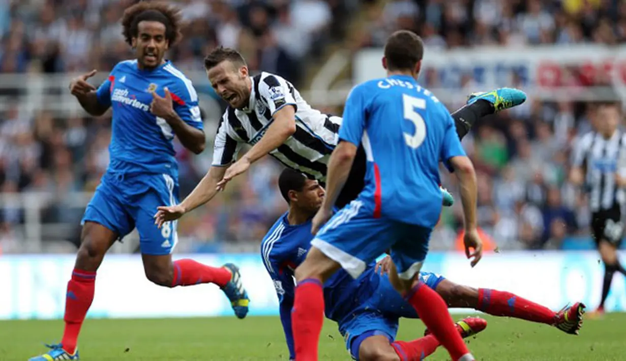 Gelandang Newcastle Yohan Cabaye (tengah) dihadang oleh beberapa pemain Hull City pada pertandingan Liga Utama Inggris antara Newcastle vs Hull City (21/09/13). (AFP/Ian Macnicol)