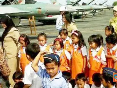 Citizen6, Kalimantan: Para murid TK Angkasa sangat antusias ketika berfoto dengan Pesawat F-16 di Lanud Syamsuddin Noor, Selasa (14/6). (Pengirim: Hendra)