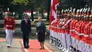 Presiden RI, Joko Widodo (Jokowi) mendampingi Presiden Presiden Republik Chile, Michelle Bachelet  Jeria memeriksa pasukan kehormatan saat upacara penyambutan kenegaraan di Istana Kepresidenan, Jakarta, Jumat (12/5). (Bay ISMOYO/AFP)