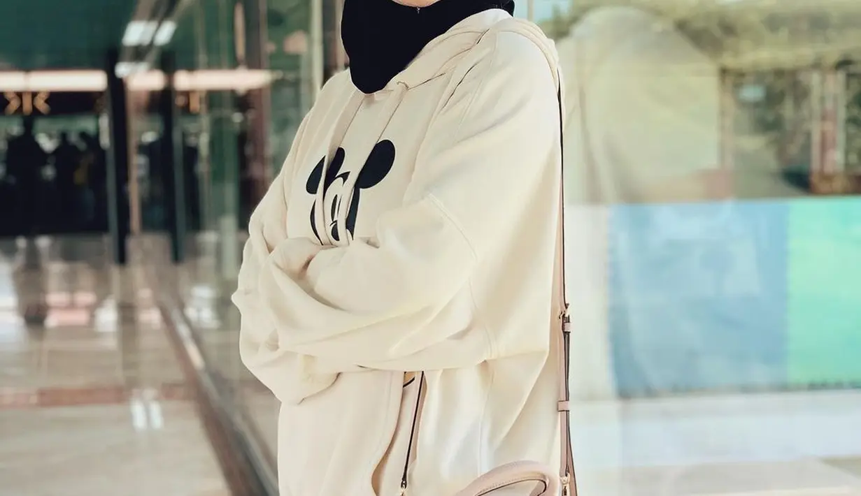 Gaya Iva Lola juga selalu terlihat modis di tiap kesempatan. Padu padan busana dengan hijabnya pun selalu serasi dan penuh gaya. (Liputan6.com/IG/@ivalola.ilo).