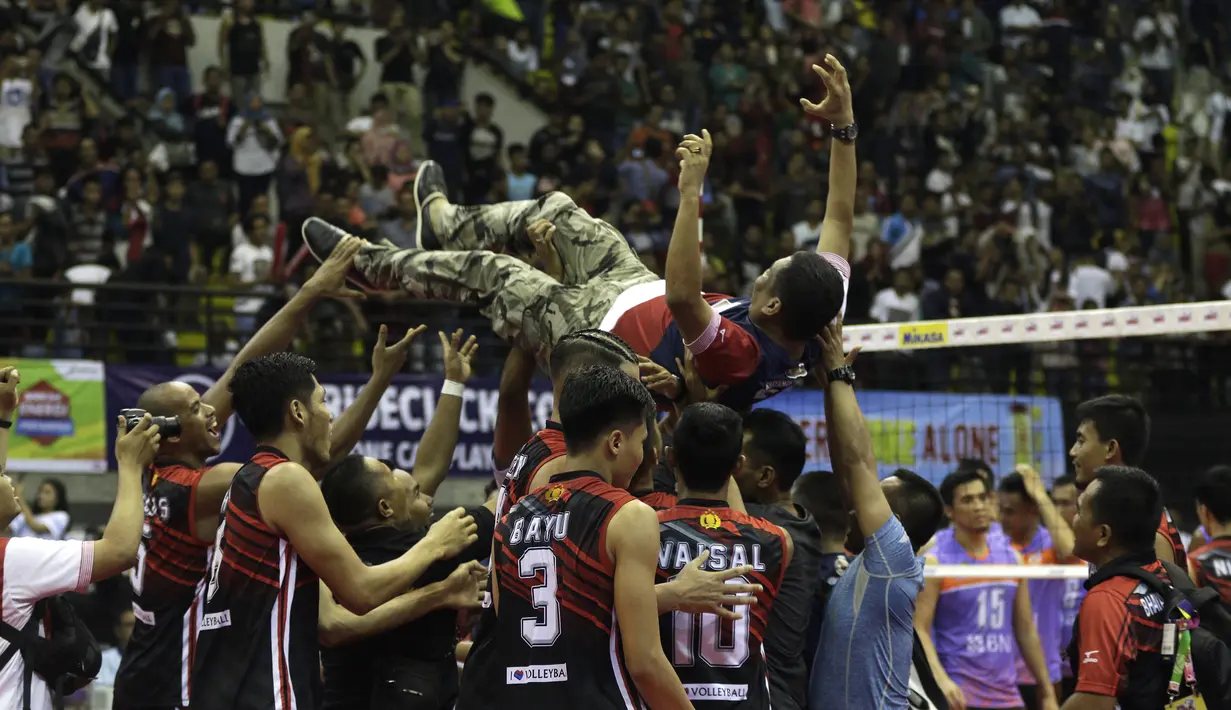 Pemain Surabaya Bhayangkara Samator merayakan kemenangan atas Jakarta BNI 46 dalam final Proliga 2019 di GOR Among Rogo, Yogyakarta, Minggu (24/12). Samator berhasil meraih juara Proliga 2019. (Bola.com/Yoppy Renato)