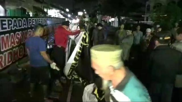 Warga Menyegel Toko Miras di Bekasi