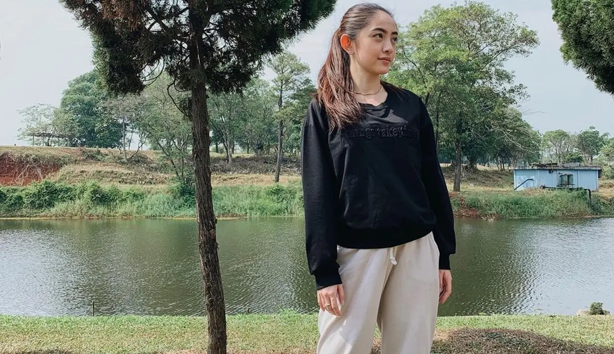 Penampilan Natalie Zenn satu ini pun cukup mencuri perhatian netizen. wanita kelahiran 24 Desember 1999 ini pun sering terlihat tampil dengan makeup natural. (Liputan6.com/IG/@nataliezenn24)