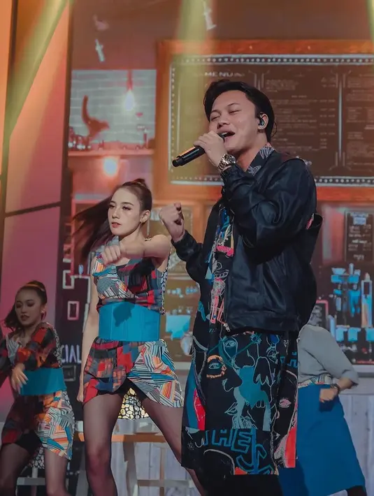 Dalam menjalankan proyeknya, baik Anya Geraldine maupun Rizky Febian sangat totalitas. Mereka juga berhasil membangun chemistry saat berakting. (Instagram/rizkyfbian)