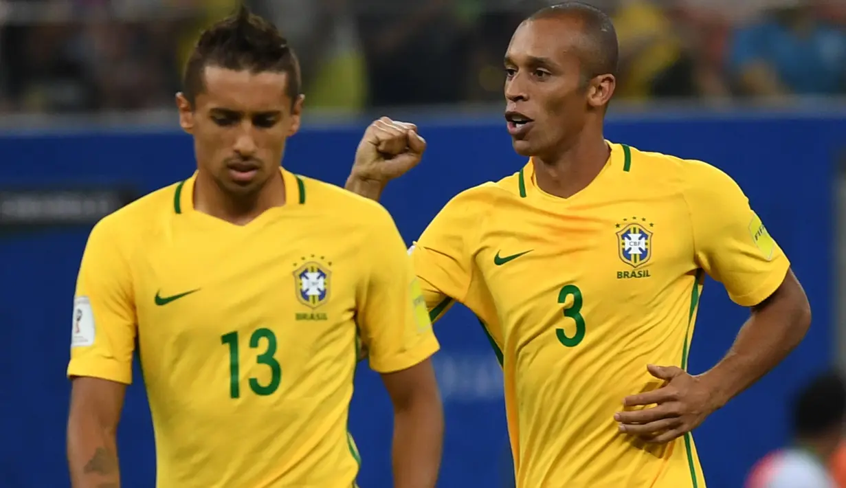 Bek Brasil, Miranda (kanan) melakukan selebrasi usai mencetak gol kegawang Kolombia pada kualifikasi Piala Dunia 2018 zona CONMEBOL di Arena da Amazonia, Manaus, (7/9). Brasil menang atas Kolombia dengan skor 2-1. (AFP PHOTO/Vanderlei Almeida)