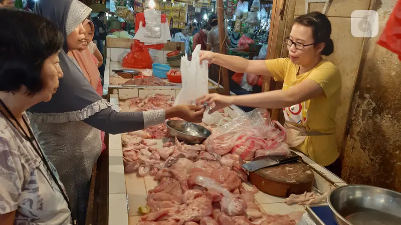 Penjual dan pembeli daging ayam di Pasar Tomang Barat.