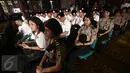 Sejumlah polisi wanita (polwan) bertugas berjaga di sebelah pendukung pasangan Cagub & Cawagub DKI  Jakarta saat Debat Final di Bidakara, Jakarta, Jumat (10/2). (Liputan6.com/Faizal Fanani)