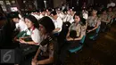 Sejumlah polisi wanita (polwan) bertugas berjaga di sebelah pendukung pasangan Cagub & Cawagub DKI  Jakarta saat Debat Final di Bidakara, Jakarta, Jumat (10/2). (Liputan6.com/Faizal Fanani)