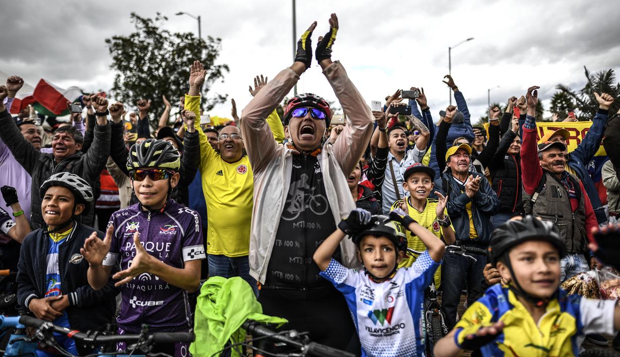 Masyarakat Zipaquira, Cundinamarca di Kolombia menyaksikan kehebatan Egan Bernal pebalap Kolombia berusia 22 tahun yang berhasil menjadi orang Kolombia pertama yang menjuarai Tour de France selama 110 tahun. (AFP/Juan Barreto)