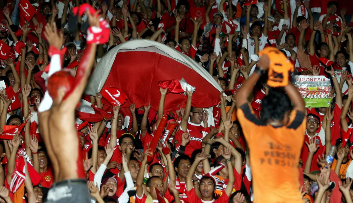 Total ada 87 ribu penonton yang memadati Stadion Utama Gelora Bung Karno (SUGBK), Senayan, Jakarta saat laga Timnas Indonesia melawan Arab Saudi. Itu menjadi salah satu faktor penampilan tak kenal lelah skuad asuhan Ivan Kolev waktu itu. (AFP/Adek Berry)