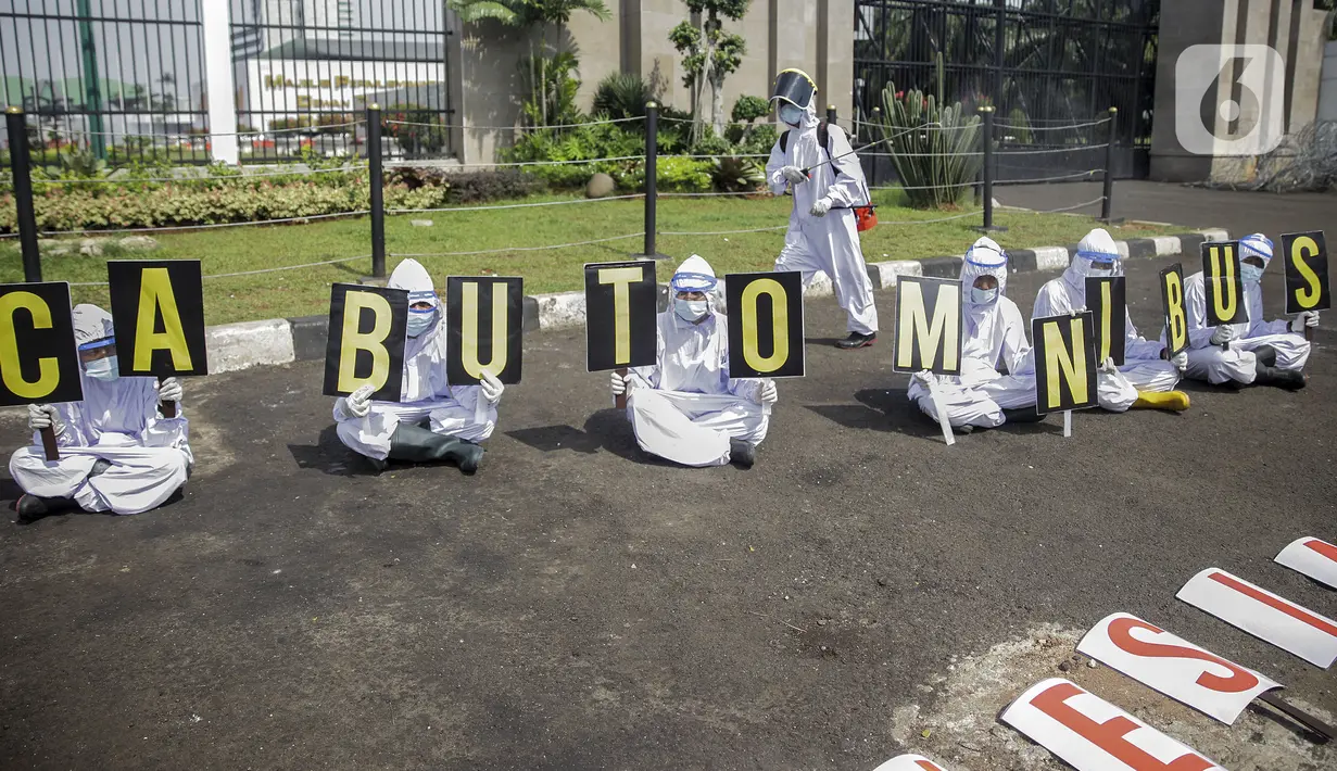 Aktivis Walhi saat menggelar aksi damai di depan Gedung MPR/DPR/DPD, Jakarta, Kamis (9/7/2020). Dalam aksinya mereka menyerukan untuk menolak dan menghapus RUU Omnibus Law Cipta Lapangan Kerja. (Liputan6.com/Johan Tallo)