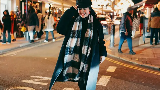 Begini Gaya Febby Rastanty yang Padu Outfit Padankan Long Coat saat Berlibur ke Luar Negeri, Super Stylish dan Elegan!