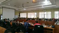 Koalisi difabel Sidoarjo, Jawa Timur menyampaikan berbagai aspirasi dan tuntutan kepada Komisi-D Dewan Perwakilan Rakyat Daerah (DPRD) Kabupaten Sidoarjo sebagai upaya kolaborasi mewujudkan Sidoarjo inklusif. Foto: LDC.