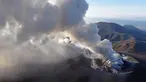 Gumpalan abu tebal terlihat akibat letusan Gunung Shinmoedake di Kirishima, Jepang selatan, (6/3). Badan Meteorologi Jepang mengatakan gunung tersebut meletus beberapa kali dan mengeluarkan abu dan asap sampai 2.300 meter (7.500 kaki). (Kyodo News via AP)