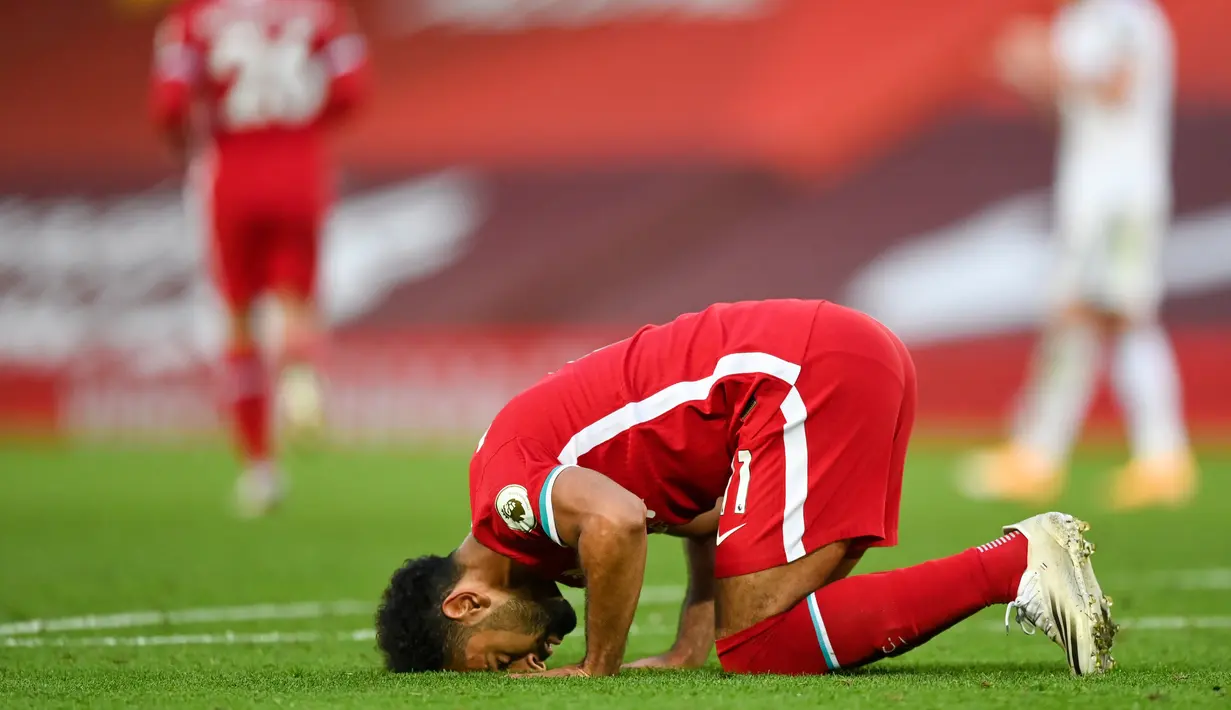 Penyerang Liverpool, Mohamed Salah berselebrasi setelah mencetak gol keempat timnya ke gawang Leeds United pada laga pekan pertama Premier League di Stadion Anfield, Sabtu (12/9/2020). Mo Salah mencetak hattrick saat membawa Liverpool menang 4-3 atas Leeds United. (Shaun Botterill, Pool via AP)