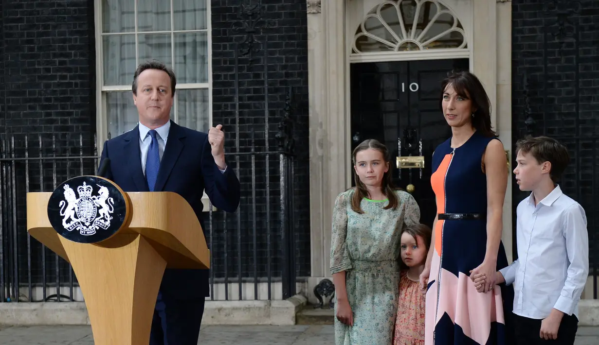 David Cameron didampingi istri Samantha dan ketiga anaknya, berpidato di 10 Downing Street, London, pada hari terakhirnya sebagai PM Inggris, Rabu (13/7). Cameron mundur dari jabatannya sebagai PM Inggris pasca referendum Uni Eropa. (AFP PHOTO/Oli SCARFF)