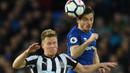Duel pemain Newcastle United, Matt Ritchie (kiri) dan pemain Everton,Leighton Baines pada lanjutan Premier League di Goodison Park, Liverpool,(23/4/2018). Everton menang 1-0. (AFP/Oli Scarff)