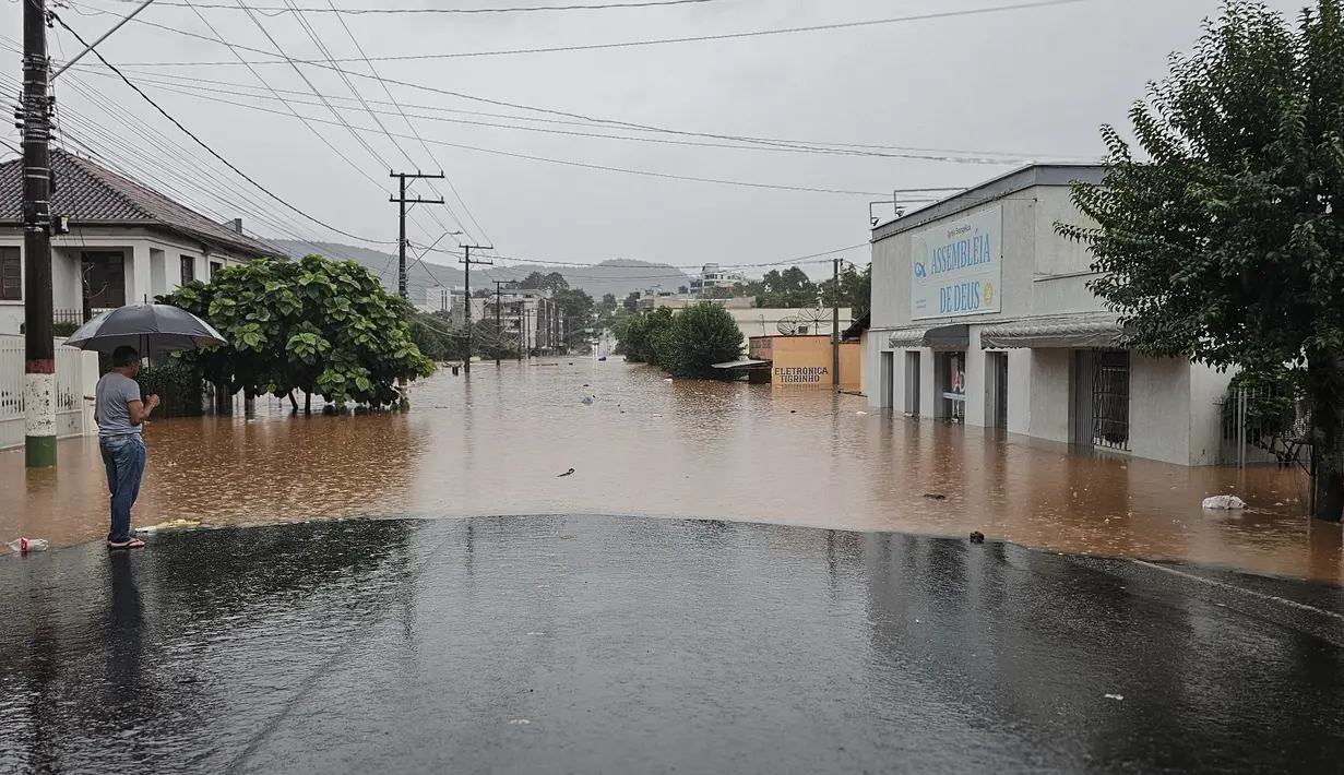 Puluhan ribu warga Rio Grande do Sul saat ini terpaksa hidup tanpa air minum, layanan telepon, serta internet di setidaknya 60 kota. (Photo by Gustavo Ghisleni / AFP)