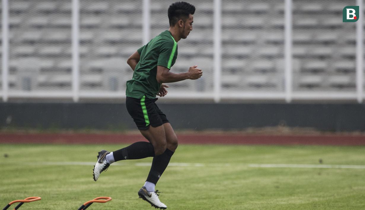Pemain Timnas Indonesia, Bayu Pradana, melompat saat latihan di Stadion Madya, Jakarta, Minggu (11/11). Latihan ini persiapan jelang laga Piala AFF 2018 melawan Timor Leste. (Bola.com/Vitalis Yogi Trisna)