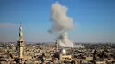 Asap membumbung tinggi setelah pasukan pemerintah membombardir wilayah Ghouta Timur, Damaskus, Suriah, Senin (19/2). Pasukan pemerintah beralasan serangan tersebut untuk memburu kelompok pemberontak. (AFP PHOTO/Hamza Al-Ajweh)