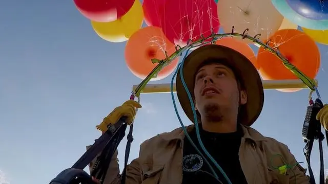 Tom Morgan terbang dengan bermodalkan ratusan balon helium berwarna warni.