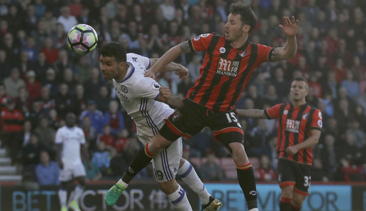 Striker Chelsea, Diego Costa, berusaha membobol gawang Bournemouth. Bermain tandang The Blues memiliki sembilan kali kesempatan mencetak gol sementara Bournemouth hanya tiga kali. (AP/Matt Dunham)