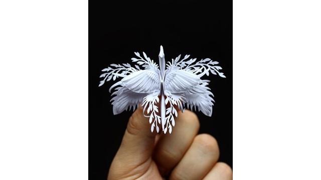 Origami burung yang satu ini dibiarkan putih bersih, sekilas terlihat seperti burung merpati.