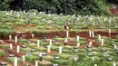 Suasana pemakaman khusus jenazah dengan protokol COVID-19 di TPU Pondok Ranggon, Jakarta Timur, Selasa (5/1/2021). Penanggung Jawab Pelaksana Pemakaman COVID-19 TPU Pondok Ranggon Muhaimin tengah berupaya mencari area baru yang memungkinkan untuk lahan pemakaman. (Liputan6.com/Faizal Fanani)