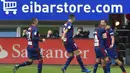 Striker Eibar, Sergi Enrich, merayakan gol yang dicetaknya ke gawang Real Madrid pada laga La Liga di Stadion Ipurua, Eibar, Sabtu (24/11). Eibar menang 3-0 atas Madrid. (AFP/Ander Gillenea)