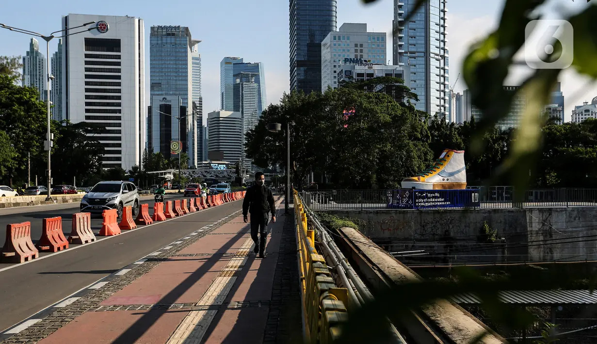 Warga berjalan di samping instalasi karya seni kreasi pelaku ekonomi kreatif di kawasan Stasiun BNI City, Jakarta, Jumat (17/9/2021). Pemasangan instalasi karya seni kreasi itu bentuk dukungan dan motivasi agar ekonomi kembali bangkit setelah terdampak pandemi COVID-19. (Liputan6.com/Johan Tallo)
