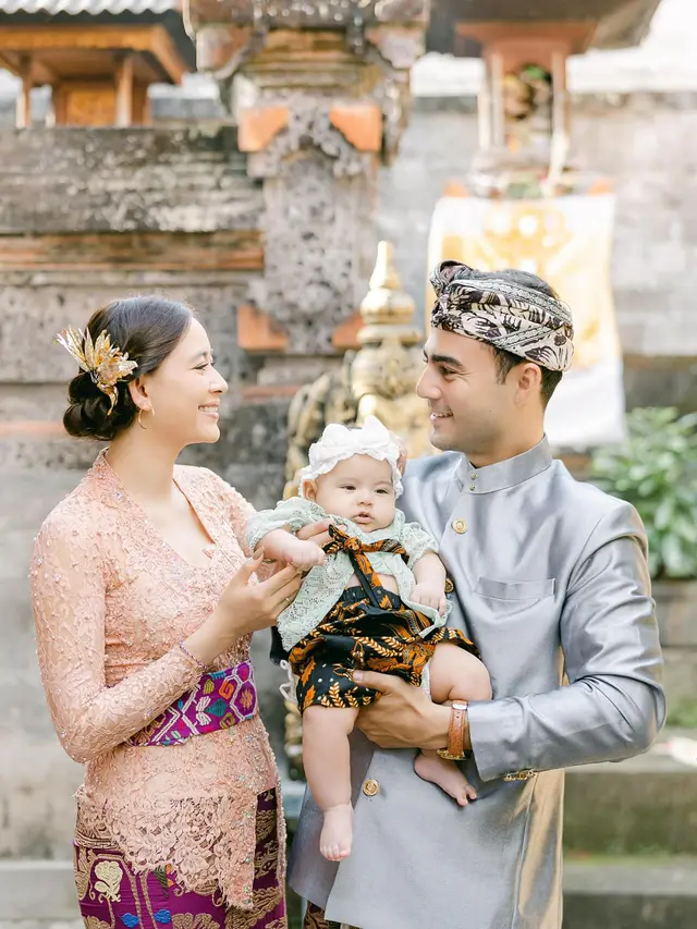7 Pemotretan Keluarga Laura Theux dan Indra Brotolaras yang Kental Budaya Bali