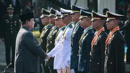 Presiden Indonesia Prabowo Subianto (kiri) menyematkan tanda pangkat perwira penerima Adhi Makayasa kepada delapan perwira remaja dari Akademi TNI dan Akademi Kepolisian di Istana Kepresidenan, Jakarta pada Rabu 23 Juli 2025. (YASUYOSHI CHIBA/AFP)