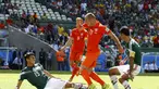 Bek Meksiko, Hector Moreno mengalami patah tulang kering pada kaki kiri saat timnya kalah 1-2 dari Belanda, Brasil, Minggu (29/6/14). (REUTERS/Murad Sezer)