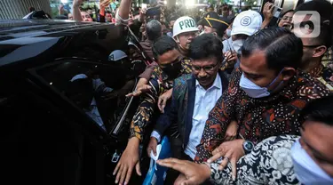 Menteri Komunikasi dan Informatika (Menkominfo) Johnny Gerard Plate usai menjalani pemeriksaan oleh Kejaksaan Agung Republik Indonesia, Jakarta, Selasa (14/2/2023). Johnny diperiksa selama kurang lebih sembilan jam sebagai saksi kasus dugaan korupsi penyediaan Base Transceiver Station (BTS) 4G dan infrastruktur pendukung paket 1, 2, 3, 4, dan 5 BAKTI Kominfo Tahun 2020-2022. (Liputan6.com/Johan Tallo)