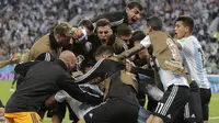 Para pemain Argentina merayakan gol yang dicetak Marcos Rojo ke gawang Nigeria pada laga grup D Piala Dunia di Stadion St Petersburg, St Petersburg, Selasa (26/6/2018)/ Argentina menang 2-1 atas Nigeria. (AP/Dmitri Lovetsky)