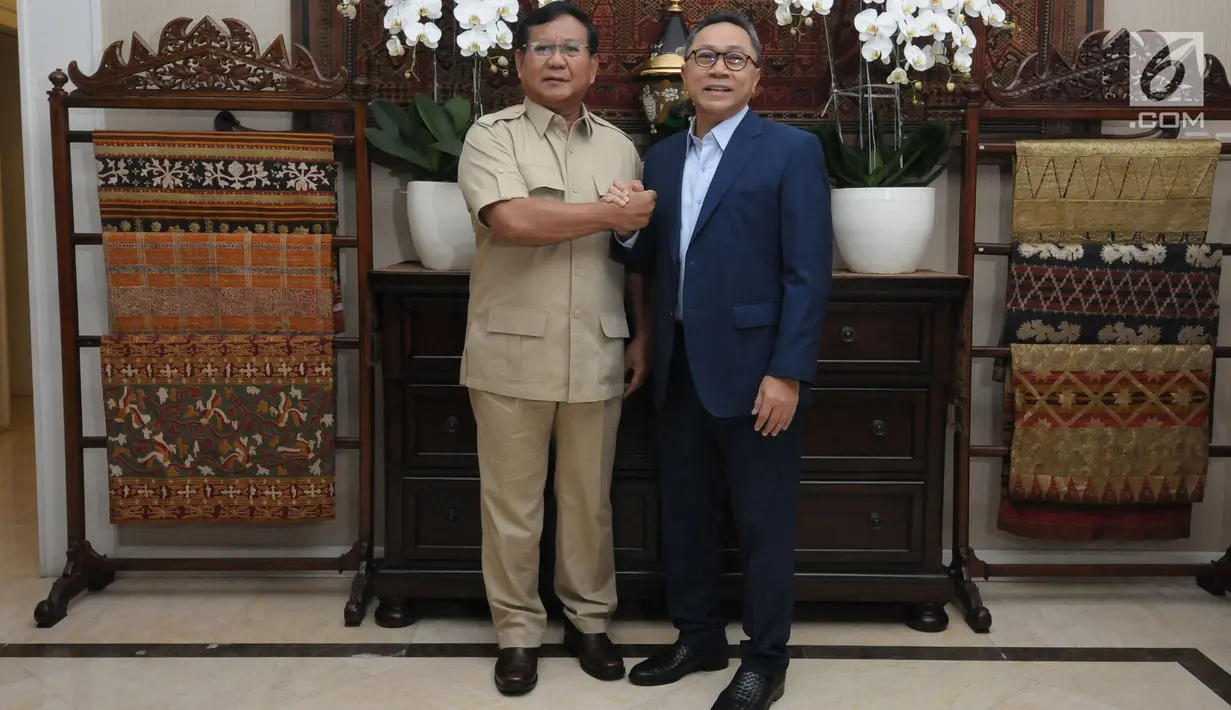 Ketua MPR yang juga Ketua Umum PAN, Zulkifli Hasan (kanan) bersalaman denganKetua Umum Partai Gerindra Prabowo Subianto di Rumah Dinas Ketua MPR, Jakarta, Senin (25/6). Pertemuan membahas permasalahan Pilkada 2018. (Liputan6.com/Helmi Fithriansyah)