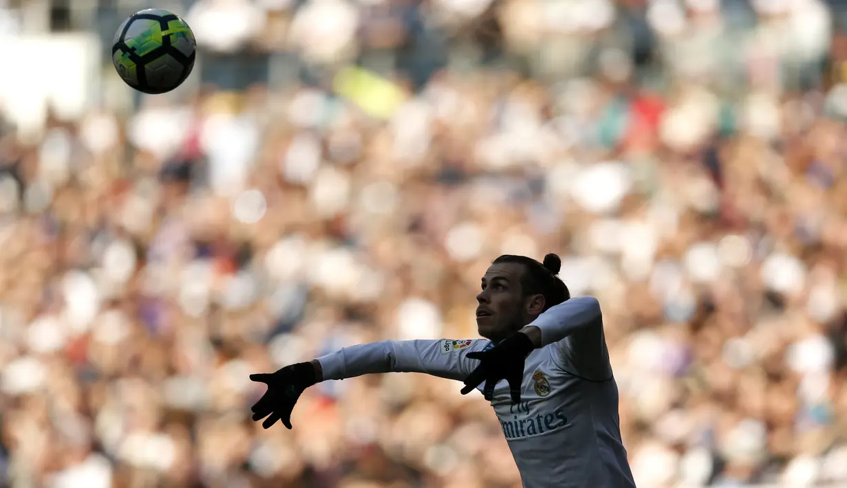 Aksi pemain Real Madrid, Gareth Bale menyambut bola saat melawan Alaves pada La Liga Santander di Santiago Bernabeu stadium, Madrid, (24/2/2018). Real Madrid menang 4-0.  (AP/Francisco Seco)