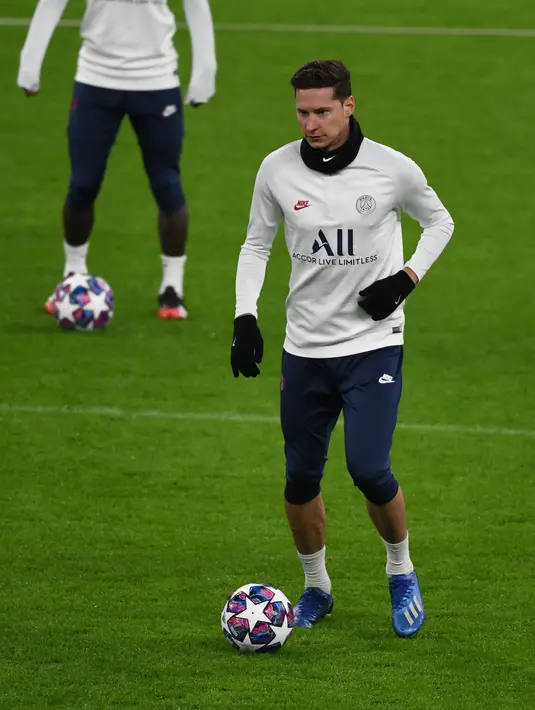 Gelandang PSG Julian Draxler membawa bola saat mengikuti sesi latihan di stadion Signal Iduna Park di Dortmund, Jerman (17/2/2020). PSG akan bertanding melawan Borussia Dortmund pada leg pertama babak 16 Liga Champions. (AFP Photo/Ina Fassbender)
